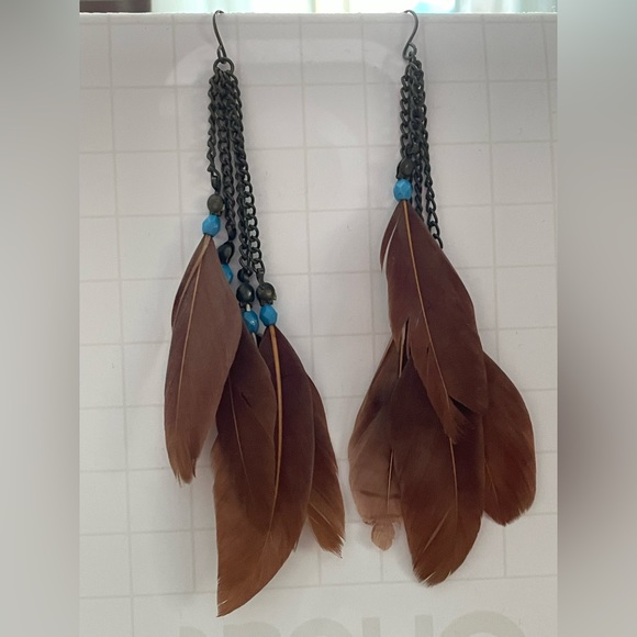 Unique pair of feather earrings - Picture 2 of 2